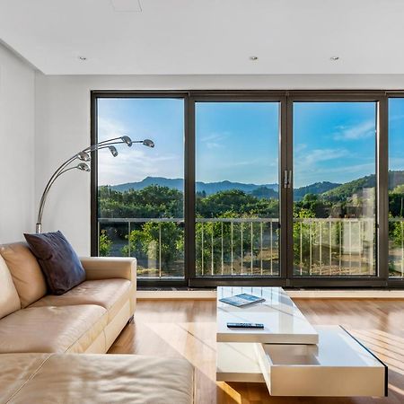 Contemporary Apartment With Rooftop Terrace In Máribor Exterior foto