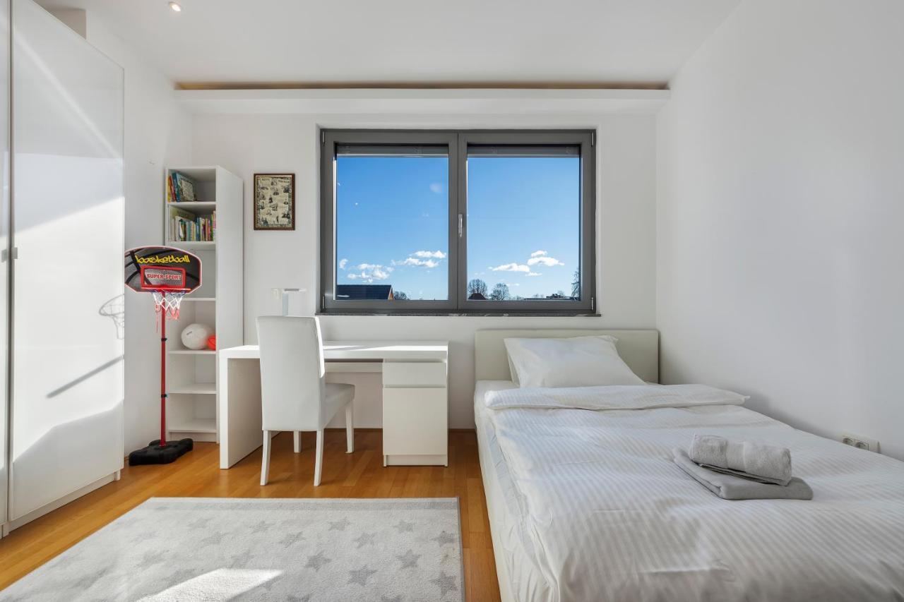 Contemporary Apartment With Rooftop Terrace In Máribor Exterior foto