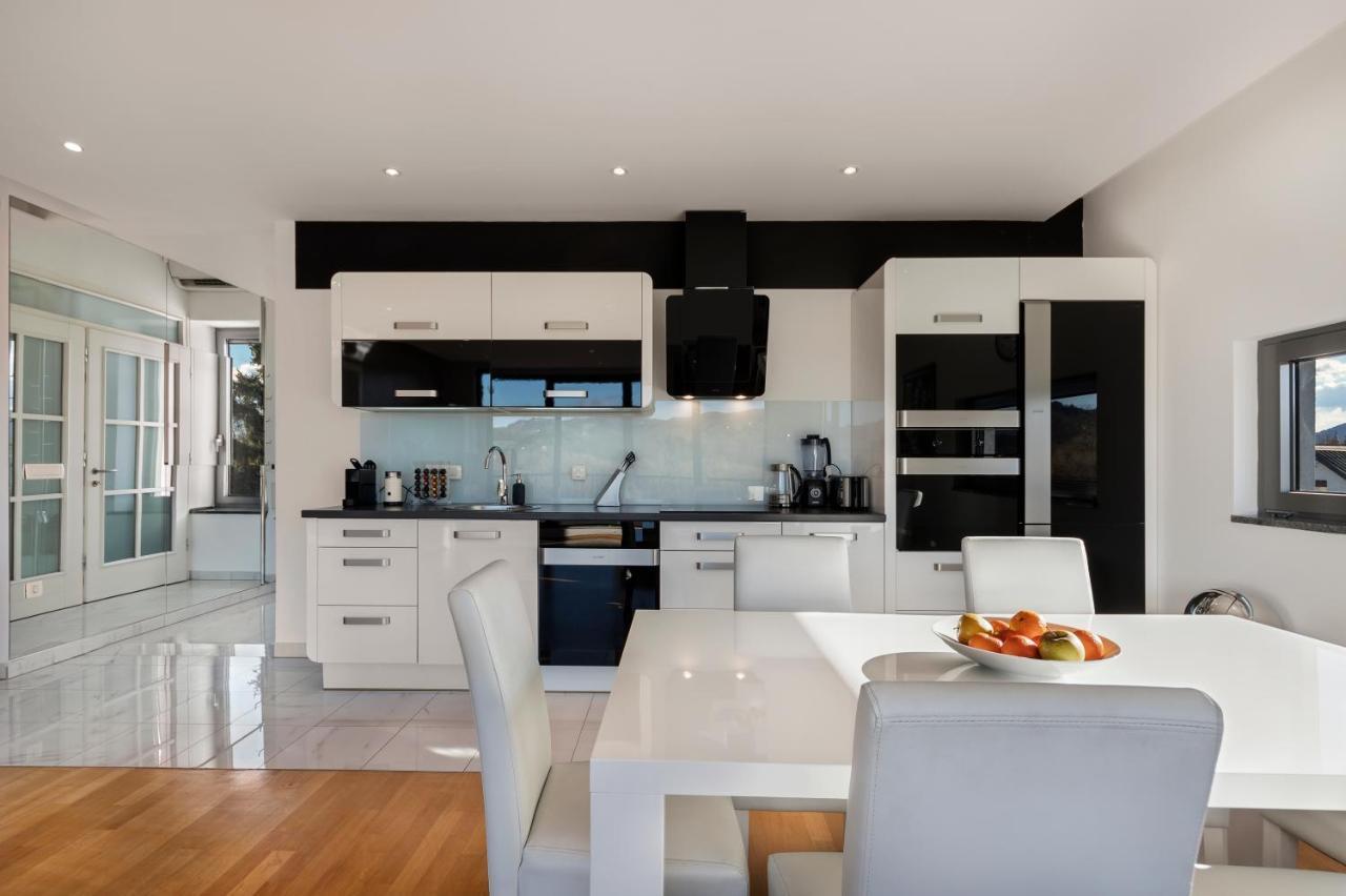 Contemporary Apartment With Rooftop Terrace In Máribor Exterior foto