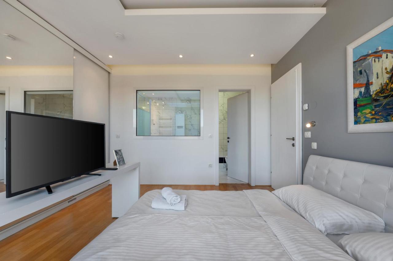 Contemporary Apartment With Rooftop Terrace In Máribor Exterior foto